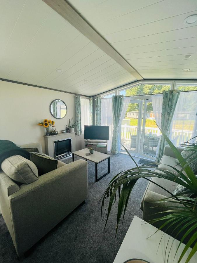 The Poplars Lodge With Hot Tub ยอร์ค ภายนอก รูปภาพ